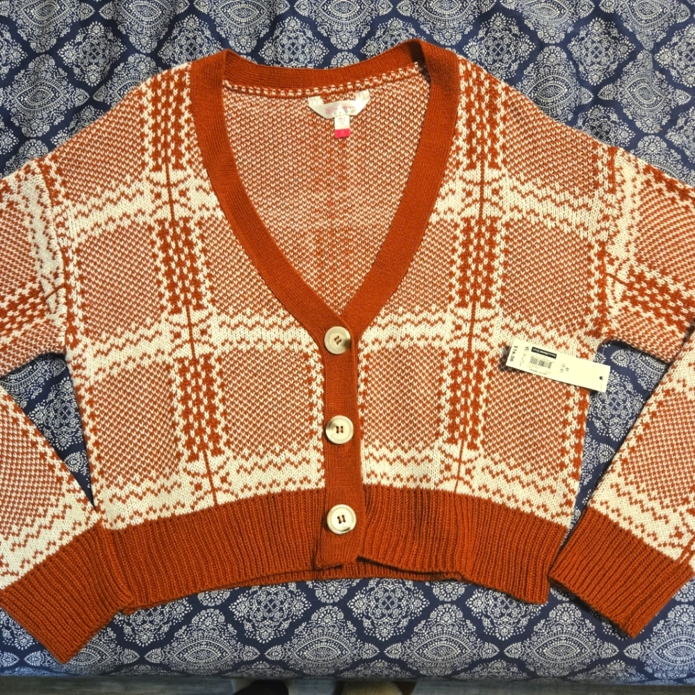 Short cardigan sweater